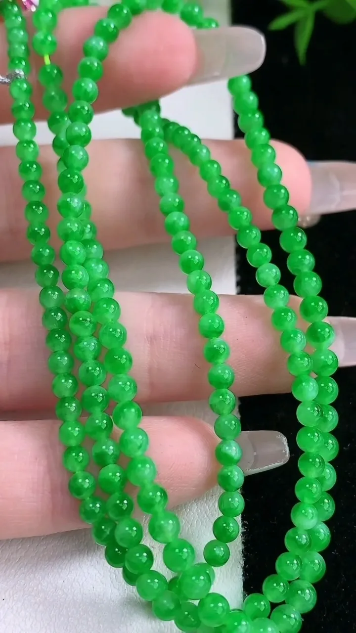 天然A货翡翠小米珠项链，尺寸3-183颗，重量:13.04g3月5日
工厂直销收藏佳品,种好水足，色泽均匀，有种有色，上手高大气！