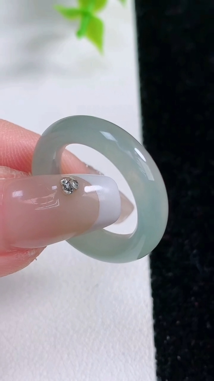 天然A货翡翠指环戒指，尺寸16.6-6-4，重:3.74g2026年3月5日
工厂直销收藏佳品,种好水足，色泽均匀，有种有色，上手高大气！