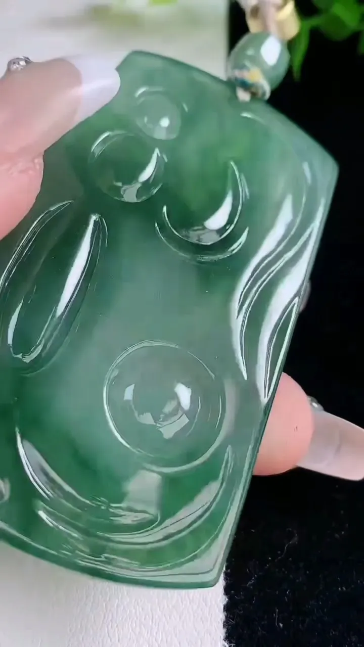 天然A货翡翠文殊菩萨吊坠，尺寸67.6-43-5.3，重量:43.11g
3月5日