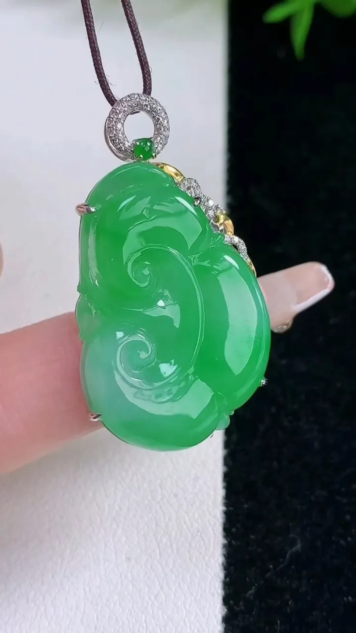 天然A货翡翠如意吊坠，尺寸29.6-19.4-6.6，重量:7.44g
3月5日