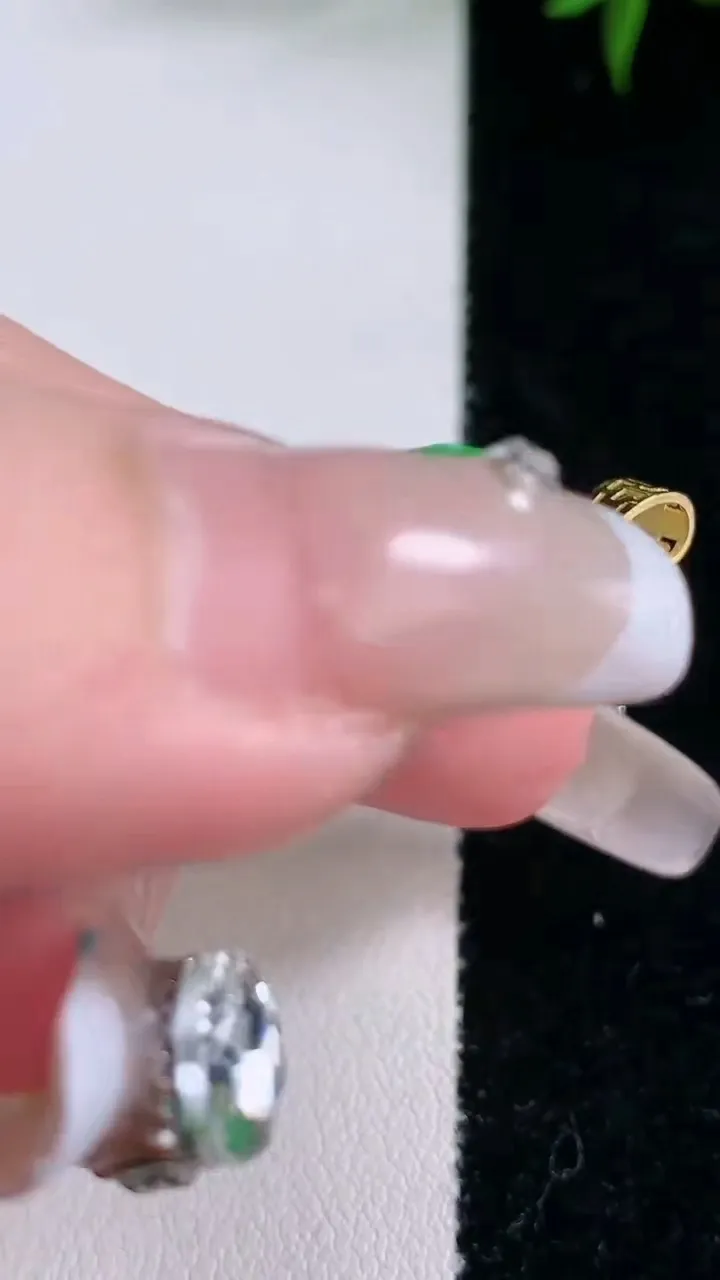 天然A货翡翠山水牌吊坠，尺寸42.4-21-5.6，重量:10.89g
3月5日