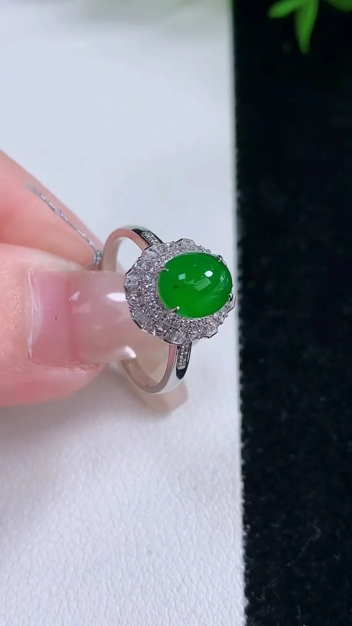 天然A货翡翠蛋面戒指，尺寸17.4-8-5.8-9.2，重量:2.61g2026年3月5日
工厂直销收藏佳品,种好水足，色泽均匀，有种有色，上手高大气！