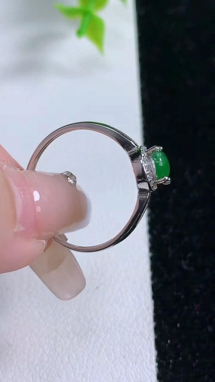 天然A货翡翠蛋面戒指，尺寸7.2-5，重:1.62g2026年3月5日
工厂直销收藏佳品,种好水足，色泽均匀，有种有色，上手高大气！
