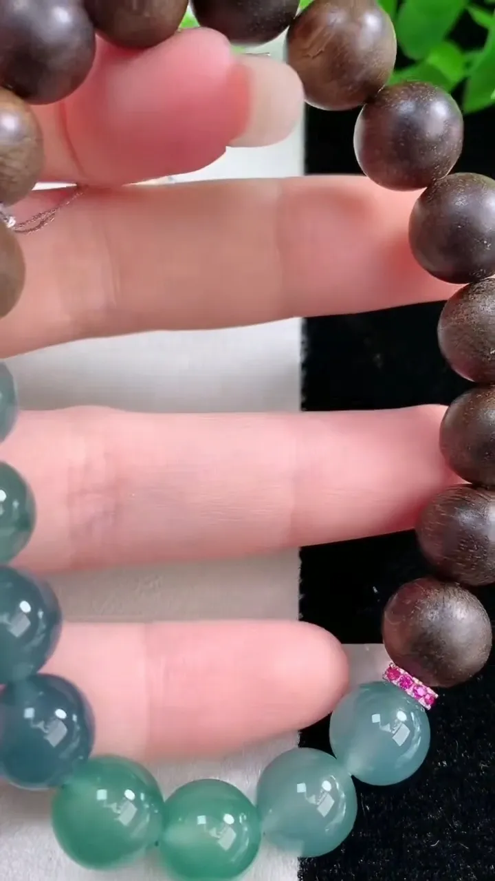 天然A货翡翠圆珠手串，尺寸9.8，重量:21.87g3月5日
工厂直销收藏佳品,种好水足，色泽均匀，有种有色，上手高大气！