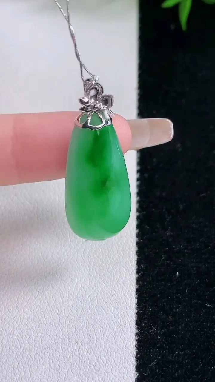 天然A货翡翠福瓜吊坠，尺寸26.3-12.6-5，重量:3.84g
3月5日