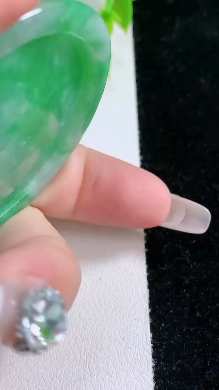 天然A货翡翠鸟语花香吊坠，尺寸 55.6-48.6-13.8，重: 59.68g
3月5日