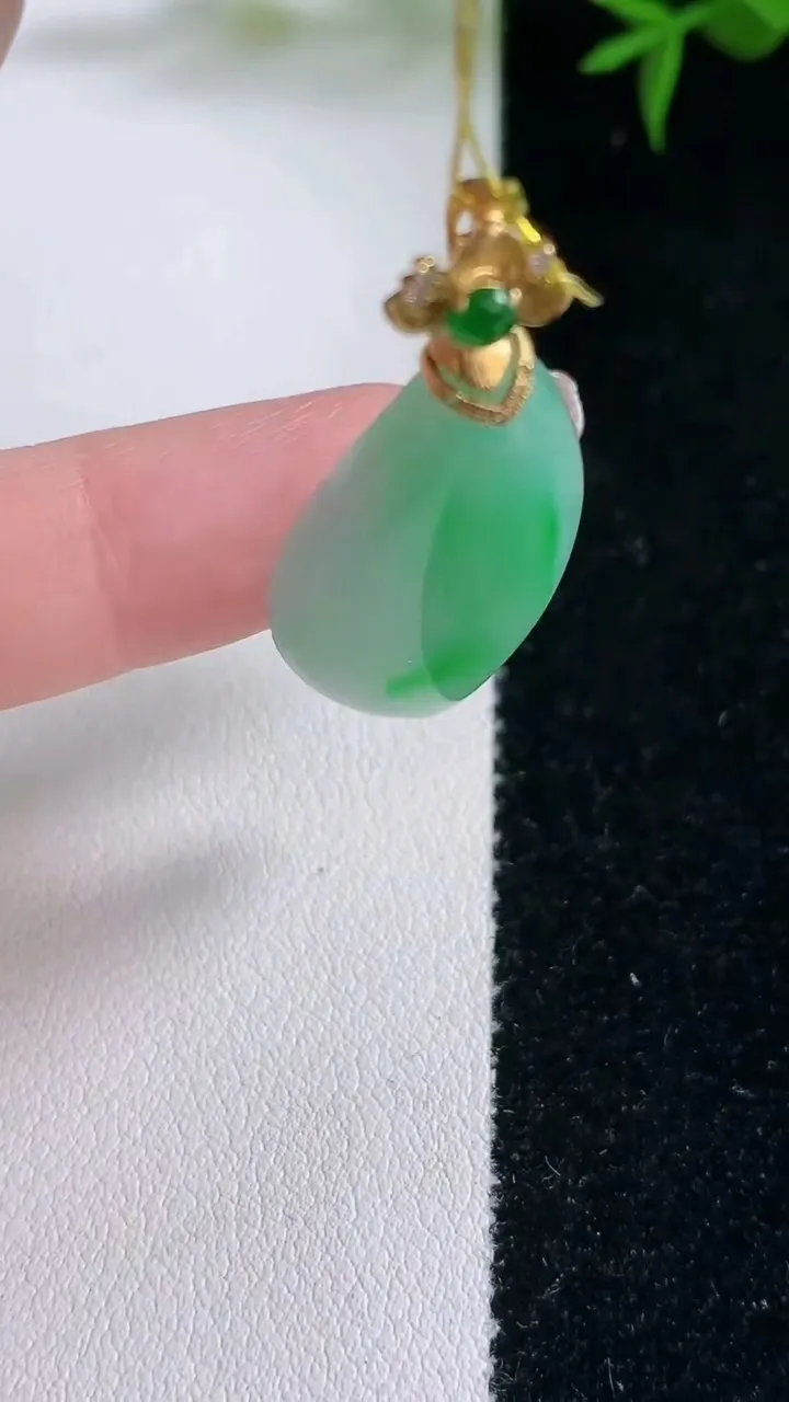 天然A货翡翠随形吊坠，尺寸31.4-15.5-4.7，重量:5.60g
3月5日