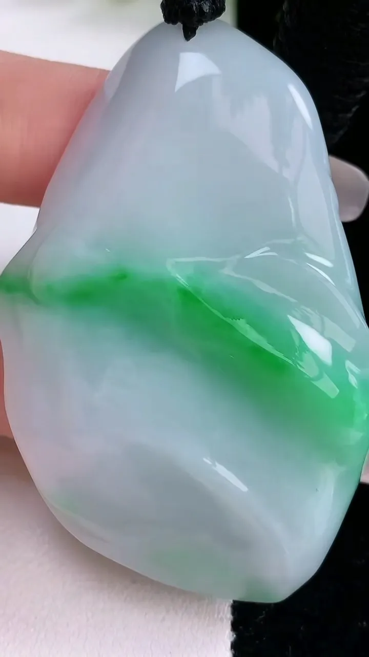 天然A货翡翠观音菩萨吊坠，尺寸61.3-37.7-14，重量:52.89g
3月5日