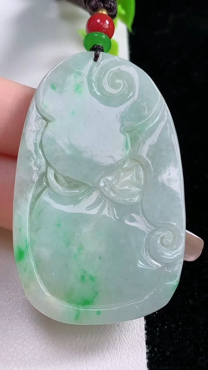 天然A货翡翠山水牌吊坠，尺寸56-35.5-6.6，重:26.52g
3月5日