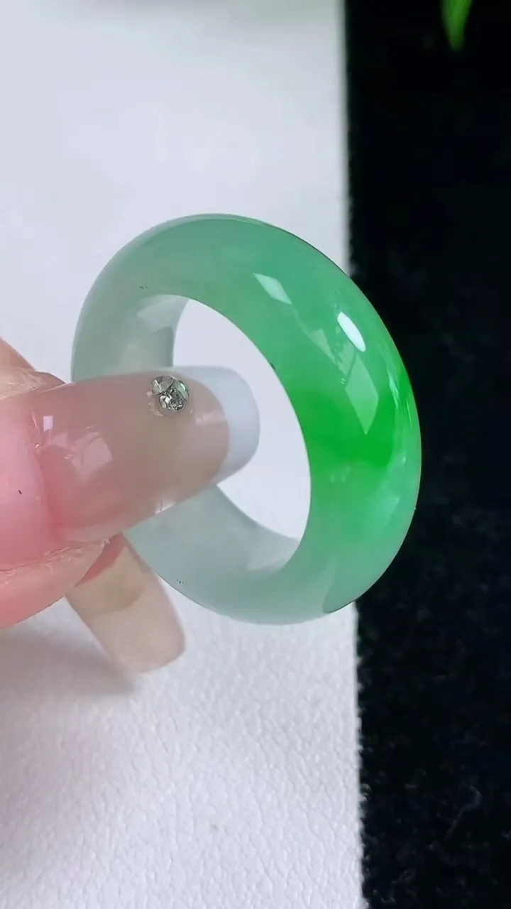 天然A货翡翠指环戒指，尺寸19.5-8.5-4.6，重量:8.39g2026年3月5日
工厂直销收藏