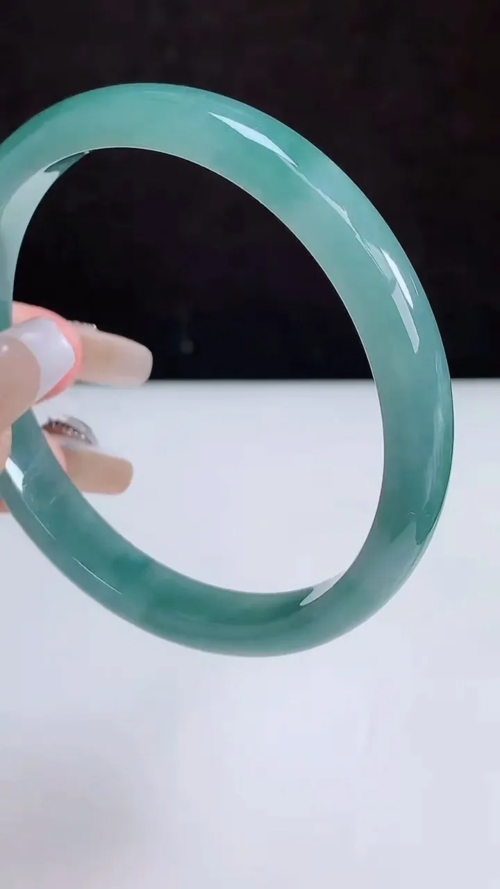 圈口58-59翡翠a货蓝水宽边手镯尺寸59-9-5.6，重量:34.11g3月5日
