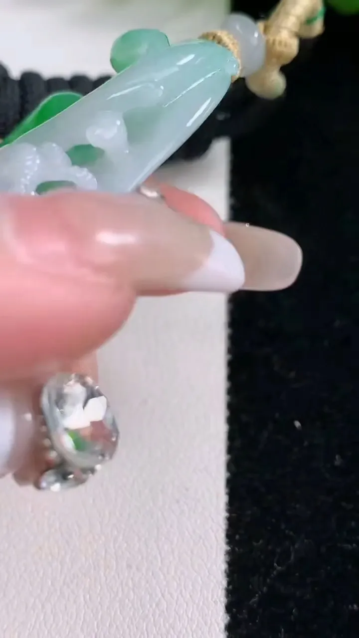 天然A货翡翠生肖羊吊坠，尺寸65.5-31.2-11，重量:49.44g
3月5日