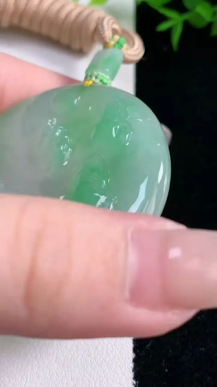 天然A货翡翠山水牌吊坠一对，尺寸48.5-5.4，重量:31.91g
3月5日