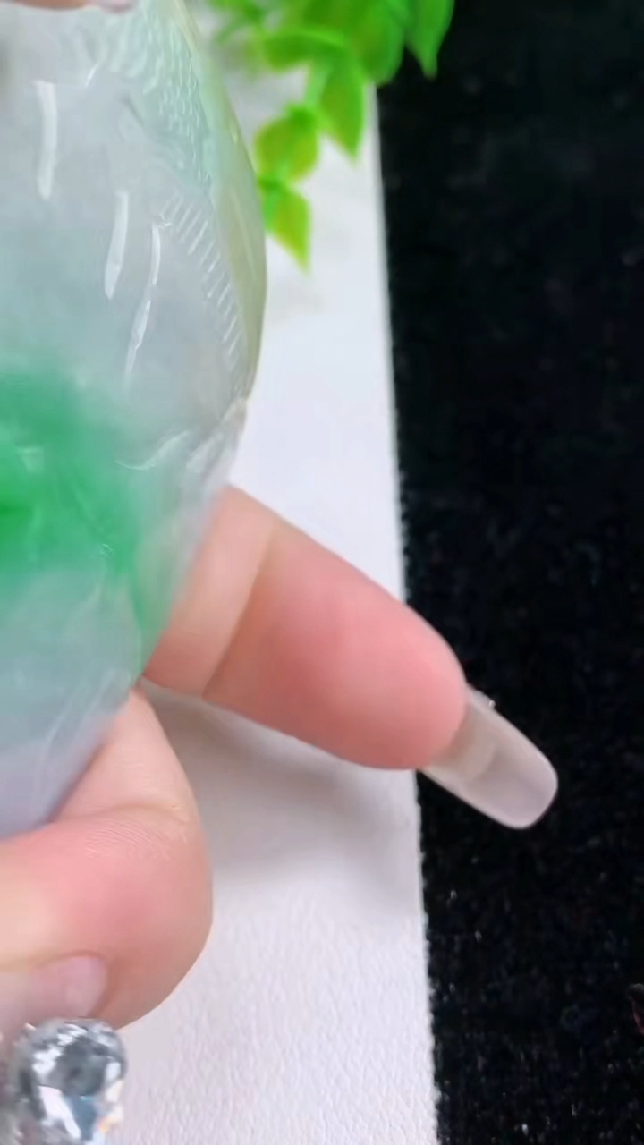 天然A货翡翠山水牌吊坠，尺寸72.2-52.5-16.5，重:116.60g
3月5日