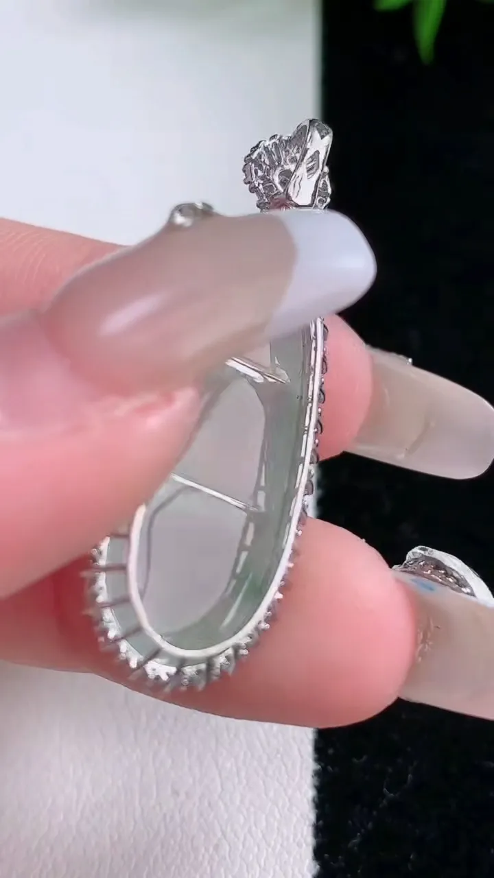 天然A货翡翠种飘花福豆吊坠，尺寸38.8-13.4-9.5，裸石29.2-11.2重量:5.90g
3月5日