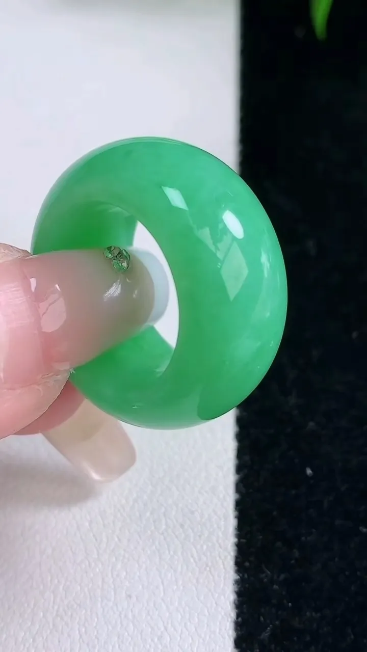 天然A货翡翠指环扳指，尺寸16.7-12-5.3，重量:12.77g2026年3月5日
工厂直销收藏佳品,种好水足，色泽均匀，有种有色，上手高大气！