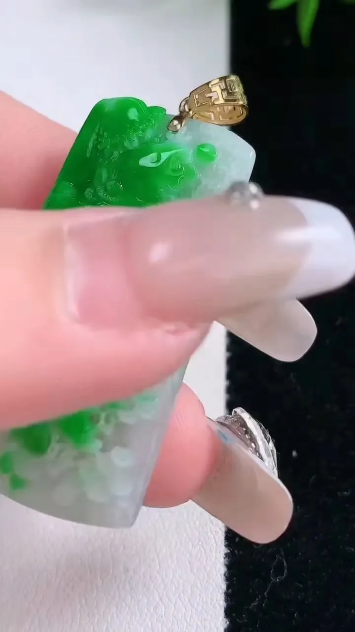 天然A货翡翠山水牌吊坠，尺寸42.4-21-5.6，重量:10.89g
3月5日