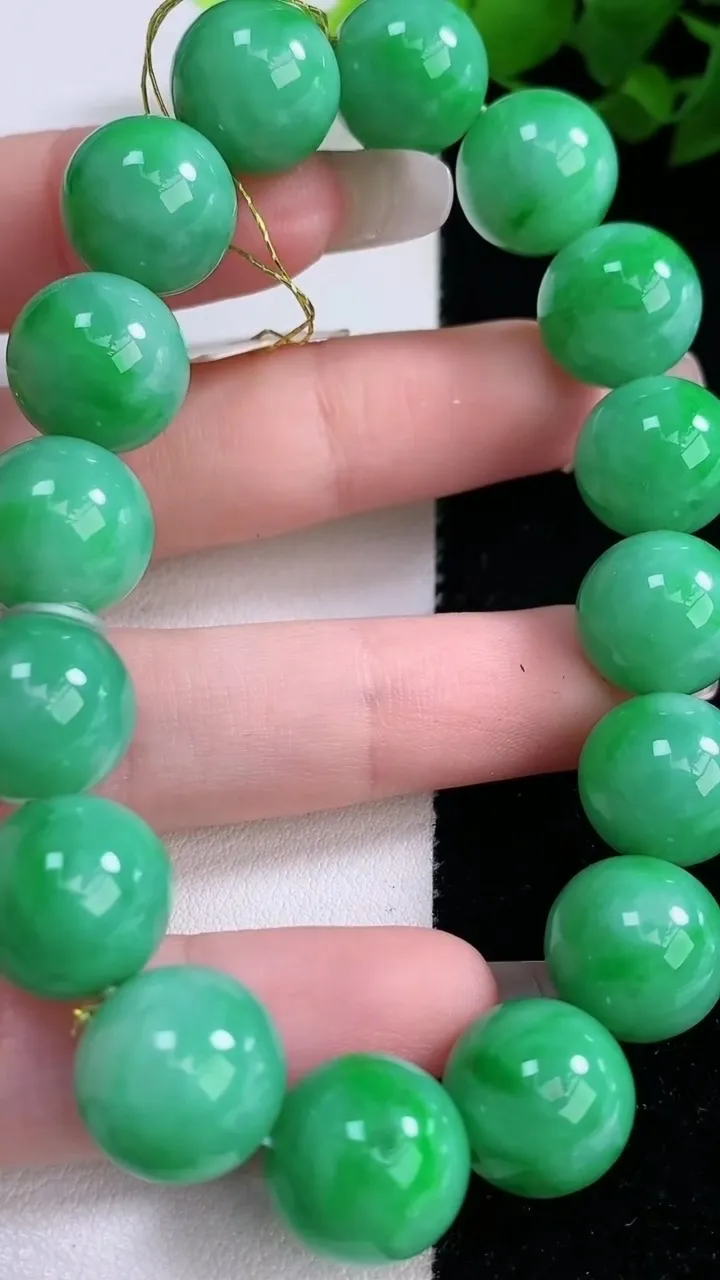 天然A货翡翠圆珠手串，尺寸12.5-16颗，重量:55.04g3月5日
工厂直销收藏佳品,种好水足，色泽均匀，有种有色，上手高大气！