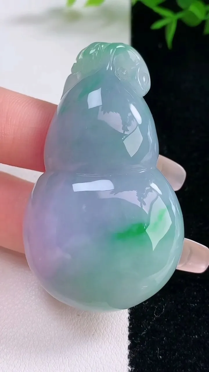 天然A货翡翠春带彩紫罗兰葫芦吊坠，尺寸56-33-11.7，重量:39.33g
3月5日