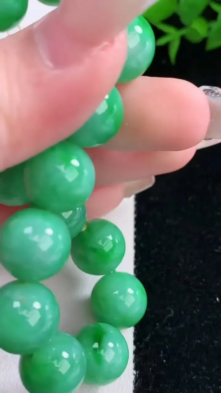 天然A货翡翠圆珠手串，尺寸12.5-16颗，重量:55.04g3月5日
工厂直销收藏佳品,种好水足，色泽均匀，有种有色，上手高大气！