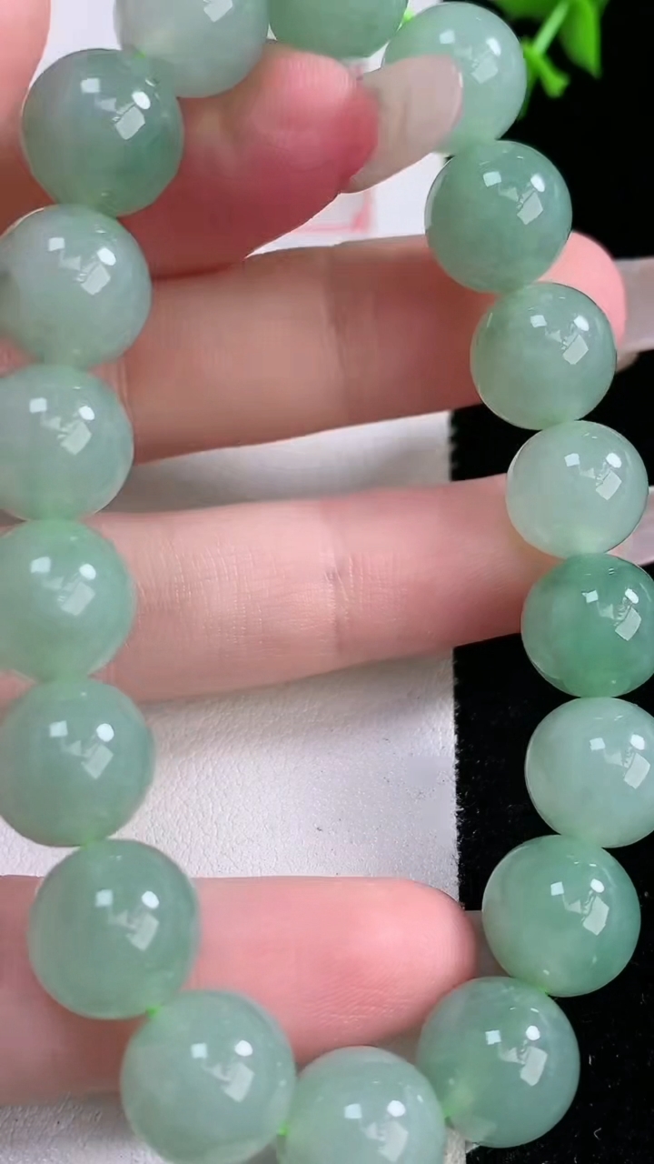 天然A货翡翠圆珠手串，尺寸10.8-18颗，重量:40.00g3月5日
工厂直销收藏佳品,种好水足，色泽均匀，有种有色，上手高大气！