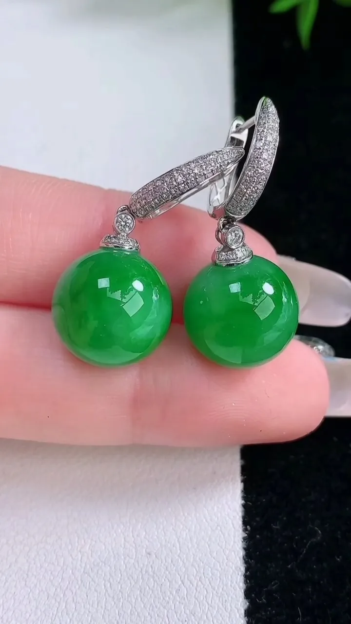 天然A货翡翠圆珠耳坠，尺寸13.8，重量:10.29g3月5日
工厂直销收藏佳品,种好水足，色泽均匀，有种有色，上手高大气！