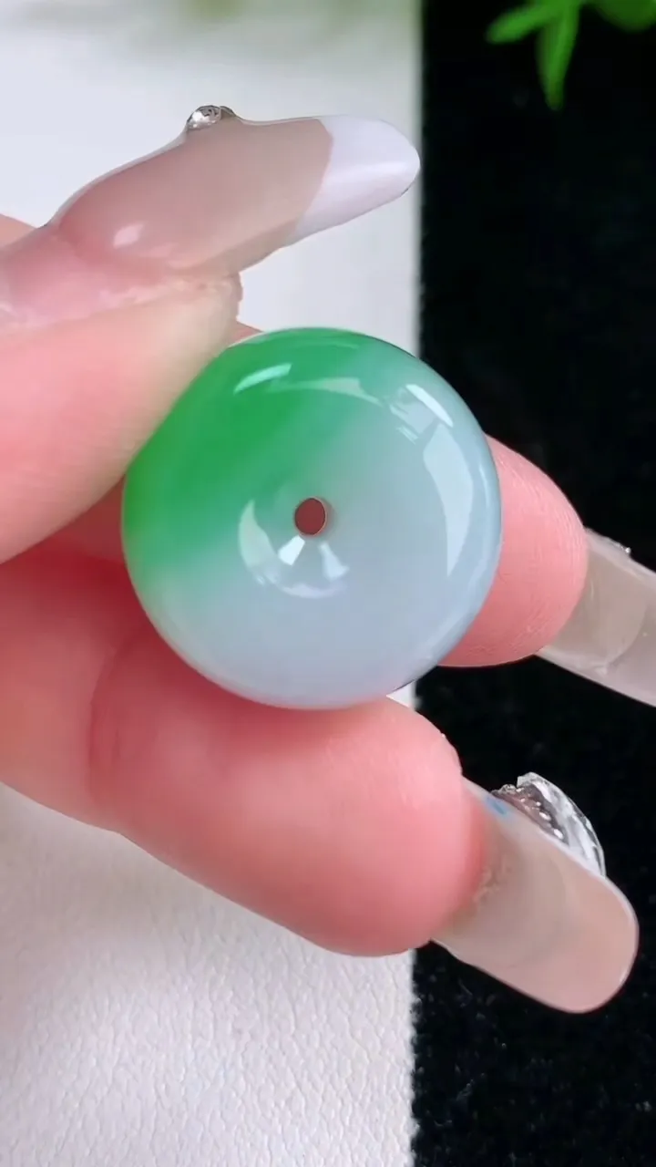 天然A货翡翠路路通吊坠，尺寸19.6-12.5，重量:11.56g
3月5日