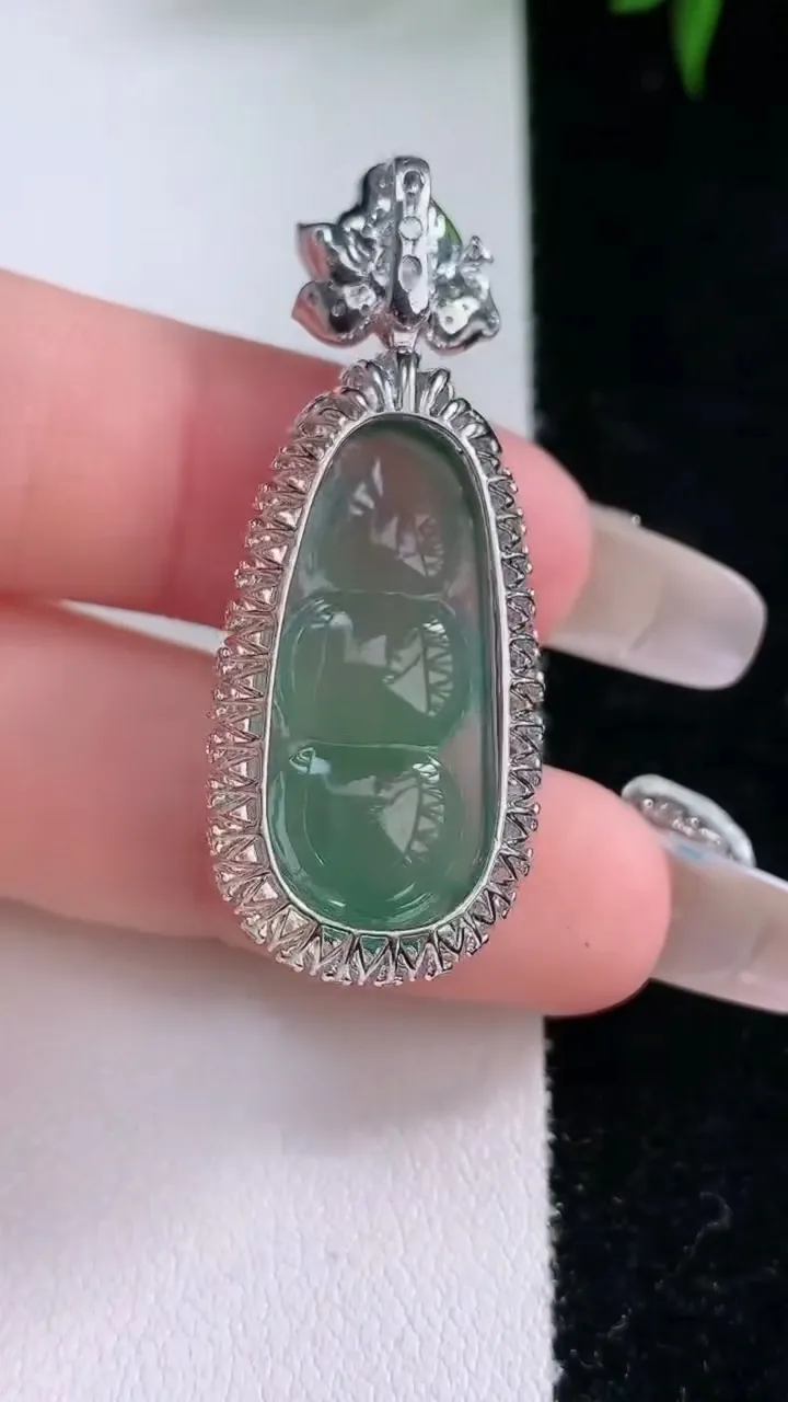 天然A货翡翠福豆吊坠，尺寸41-15.2-9.4，裸石25-11.8重量:6.37g
3月5日