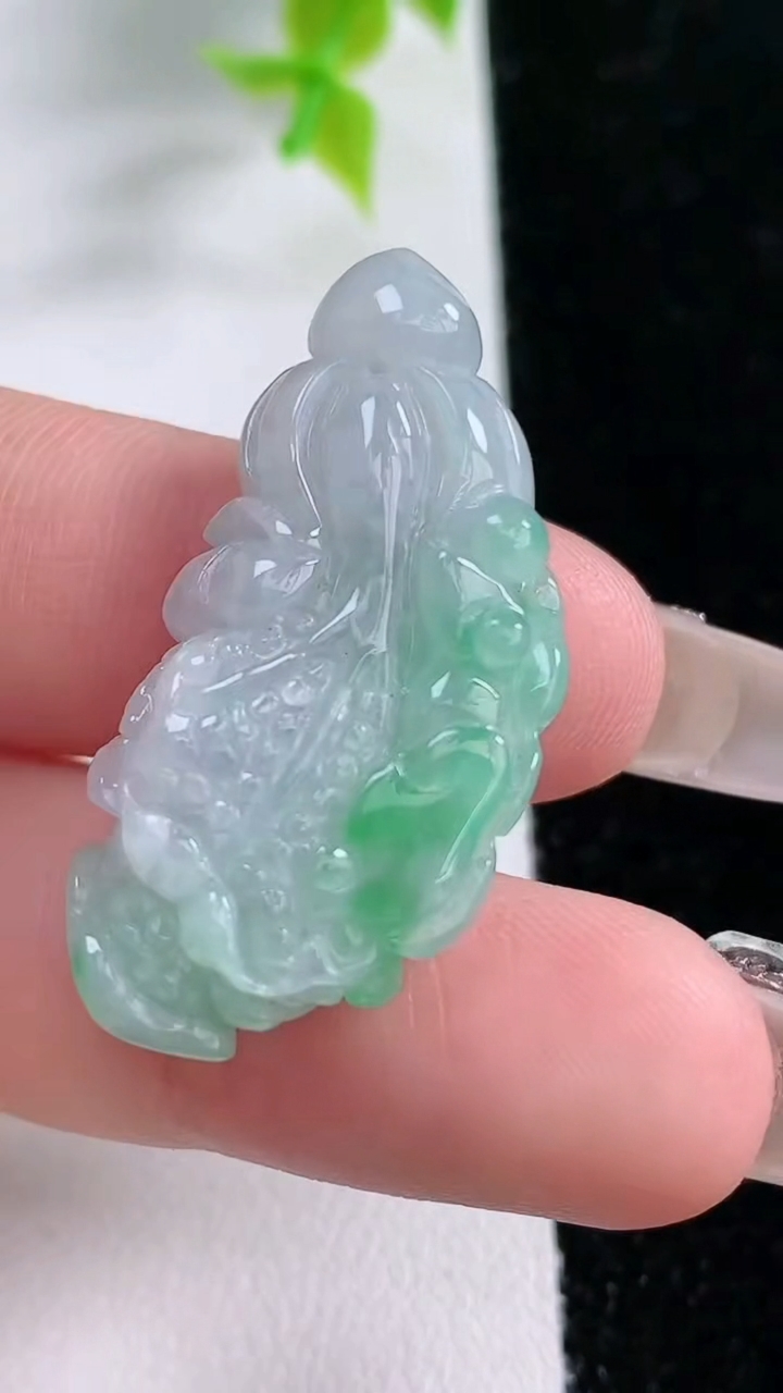 天然A货翡翠白菜吊坠，尺寸37-19.3-9.3，重:9.11g
3月5日