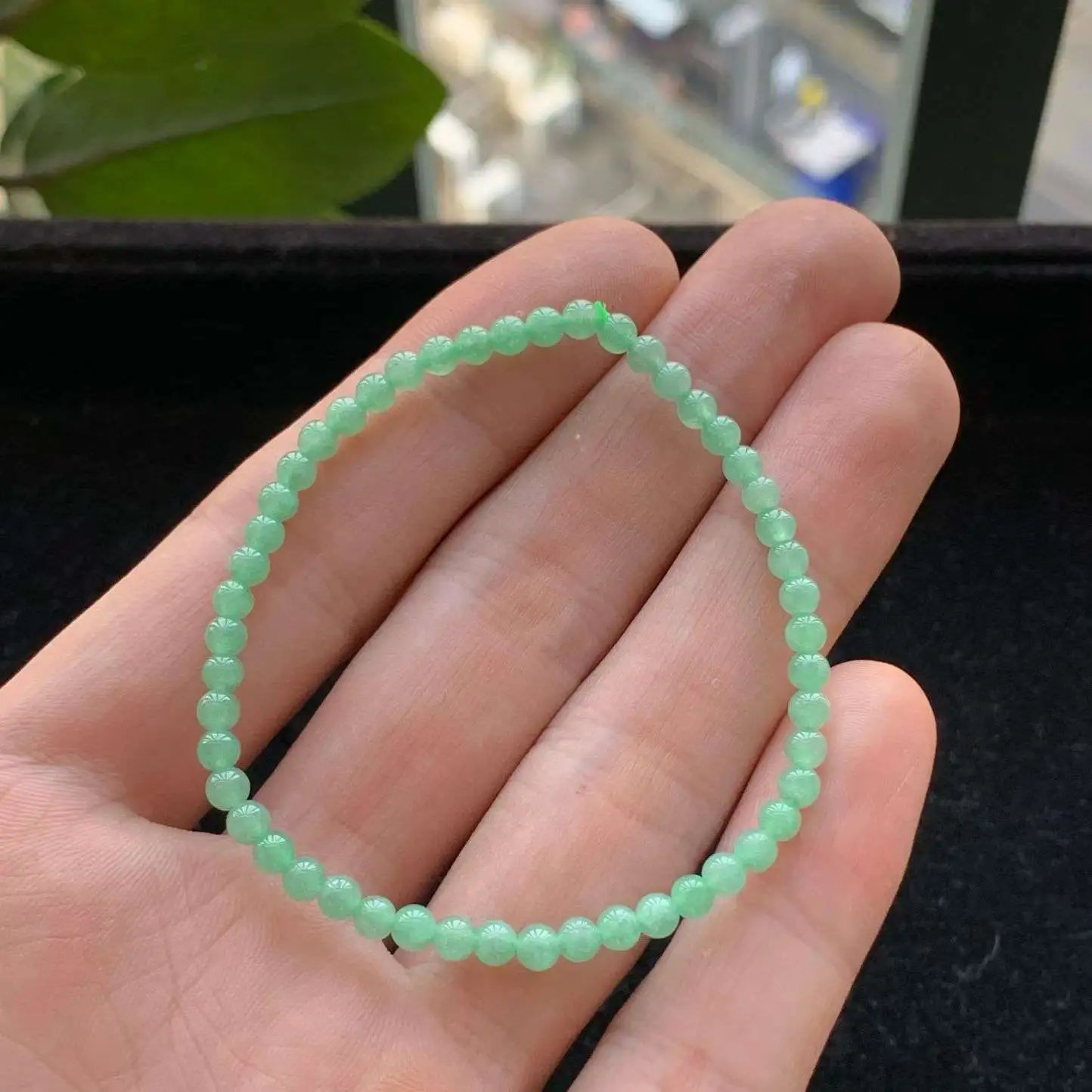 A货天然翡翠冰糯种满绿手链重量3.70
3月5日