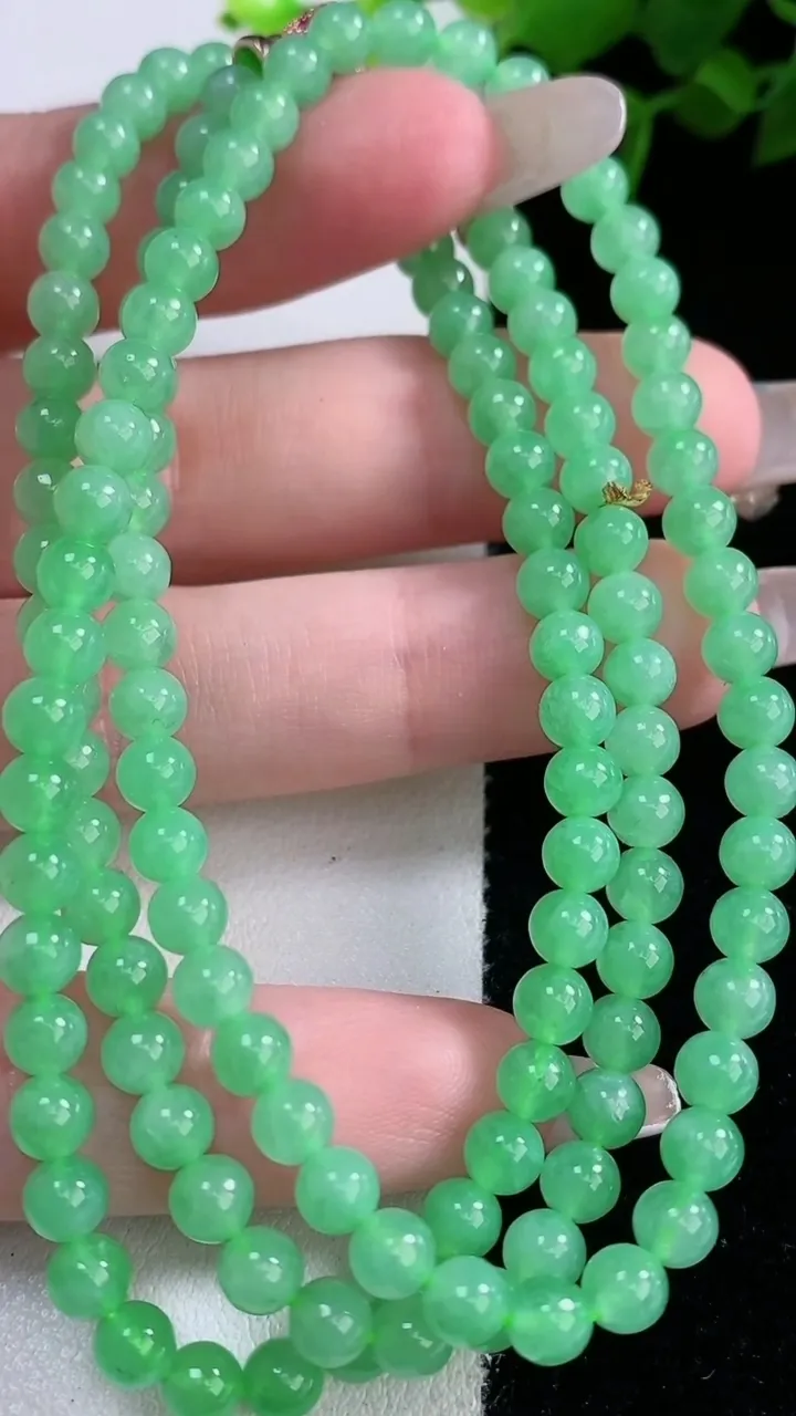 天然A货翡翠圆珠项链，尺寸4.5-108颗，重量:23.91g3月5日
工厂直销收藏佳品,种好水足，色泽均匀，有种有色，上手高大气！
