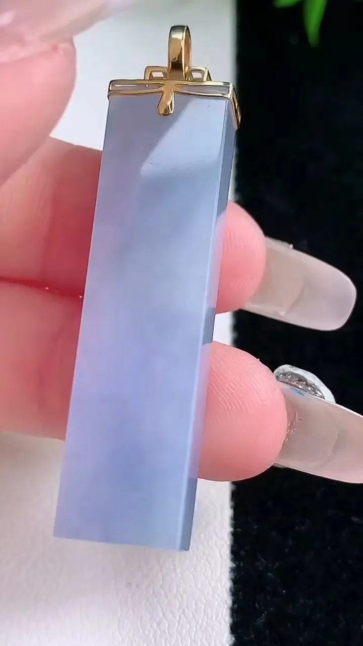 天然A货翡翠18K金紫罗兰无事牌吊坠，尺寸43.2-11-5.6，重量:11.14g
3月5日