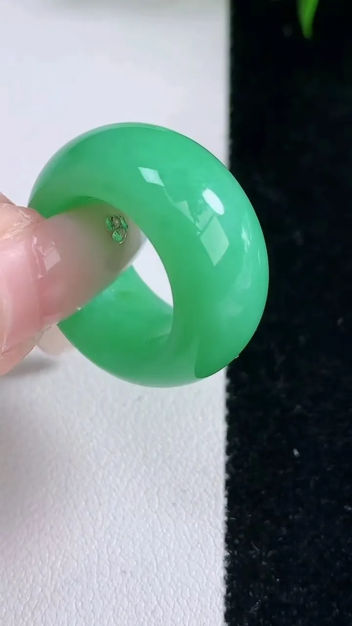 天然A货翡翠指环扳指，尺寸16.7-12-5.3，重量:12.77g2026年3月5日
工厂直销收藏