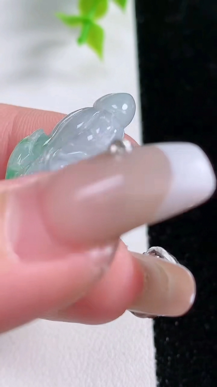 天然A货翡翠白菜吊坠，尺寸37-19.3-9.3，重:9.11g
3月5日