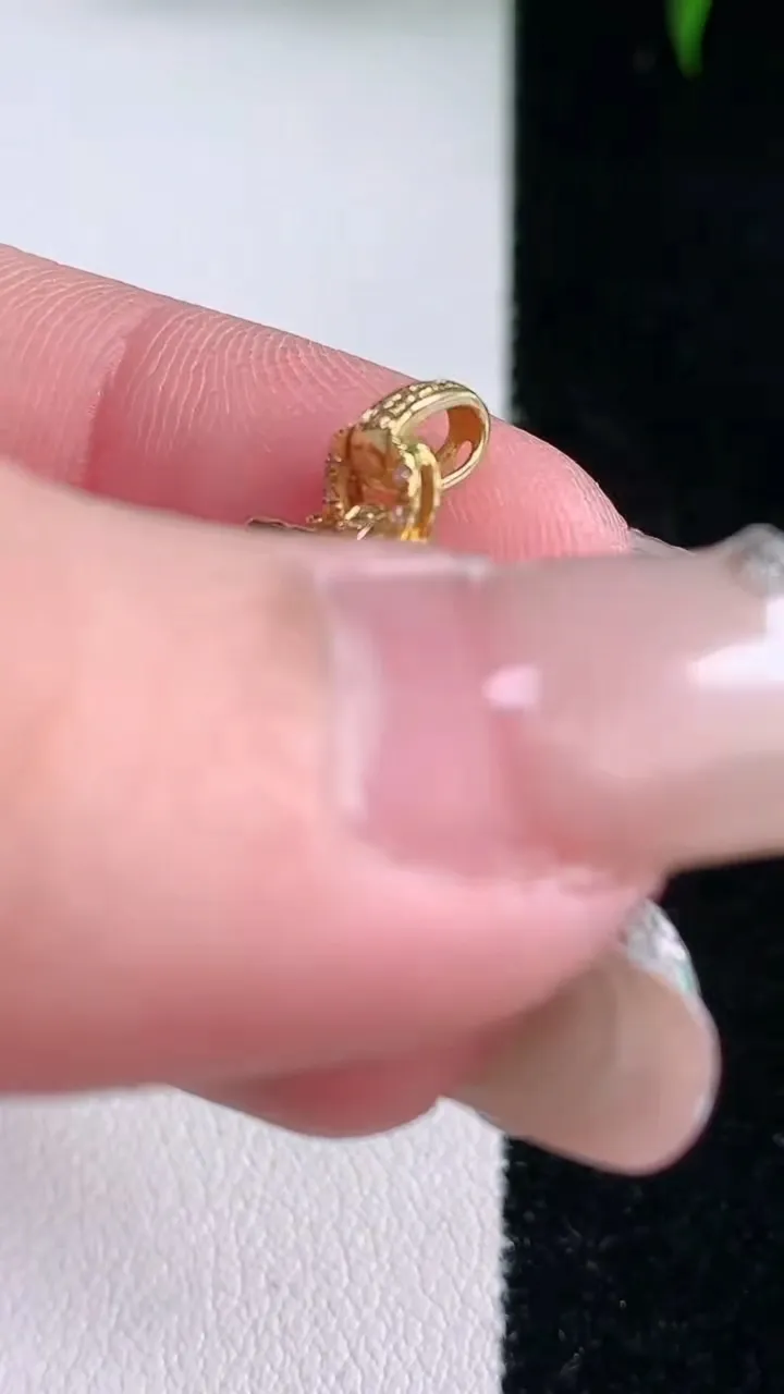 天然A货翡翠无事牌吊坠，尺寸21-16-1.8，重量:2.67g
3月5日