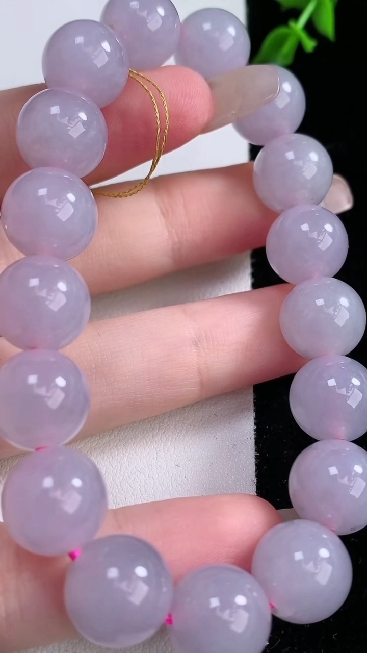 天然A货翡翠紫罗兰圆珠手串，尺寸11.5-17颗，重量:46.50g3月5日
工厂直销收藏佳品,种好水足，色泽均匀，有种有色，上手高大气！