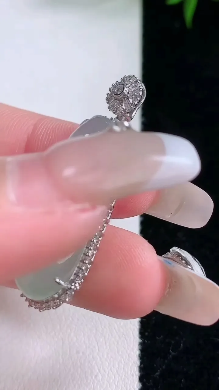 天然A货翡翠种飘花福豆吊坠，尺寸38.8-13.4-9.5，裸石29.2-11.2重量:5.90g
3月5日