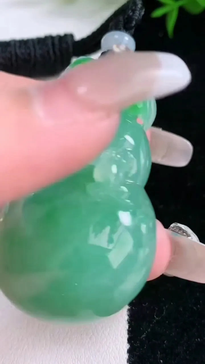 天然A货翡翠葫芦吊坠，尺寸52.6-32-12.7，重量:44.45g
3月5日