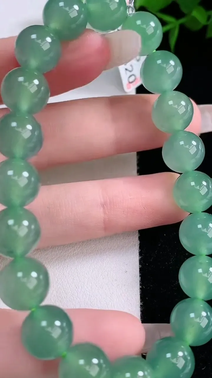 天然A货翡翠圆珠手串，尺寸9.8-20颗，重量:33.80g3月5日
工厂直销收藏佳品,种好水足，色
