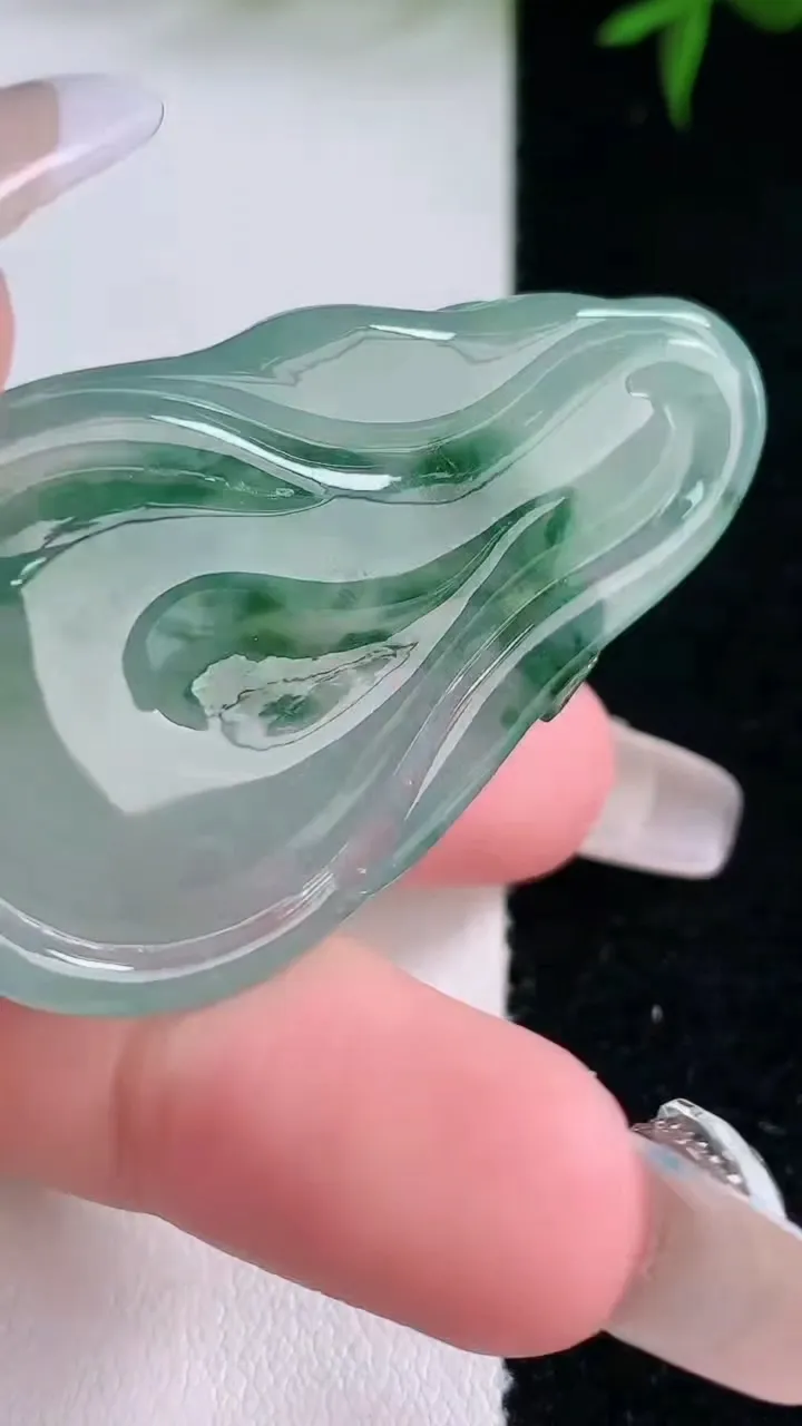 天然A货翡翠冰种飘花凤凰吊坠，尺寸47.4-28.4-8，重量:19.71g
3月5日