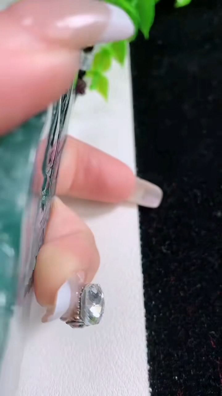 天然A货翡翠龙牌吊坠，尺寸91-57-9.6，重:94.46g
3月5日