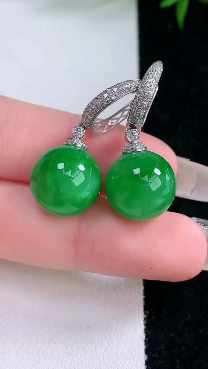 天然A货翡翠圆珠耳坠，尺寸13.8，重量:10.29g3月5日
工厂直销收藏佳品,种好水足，色泽均匀