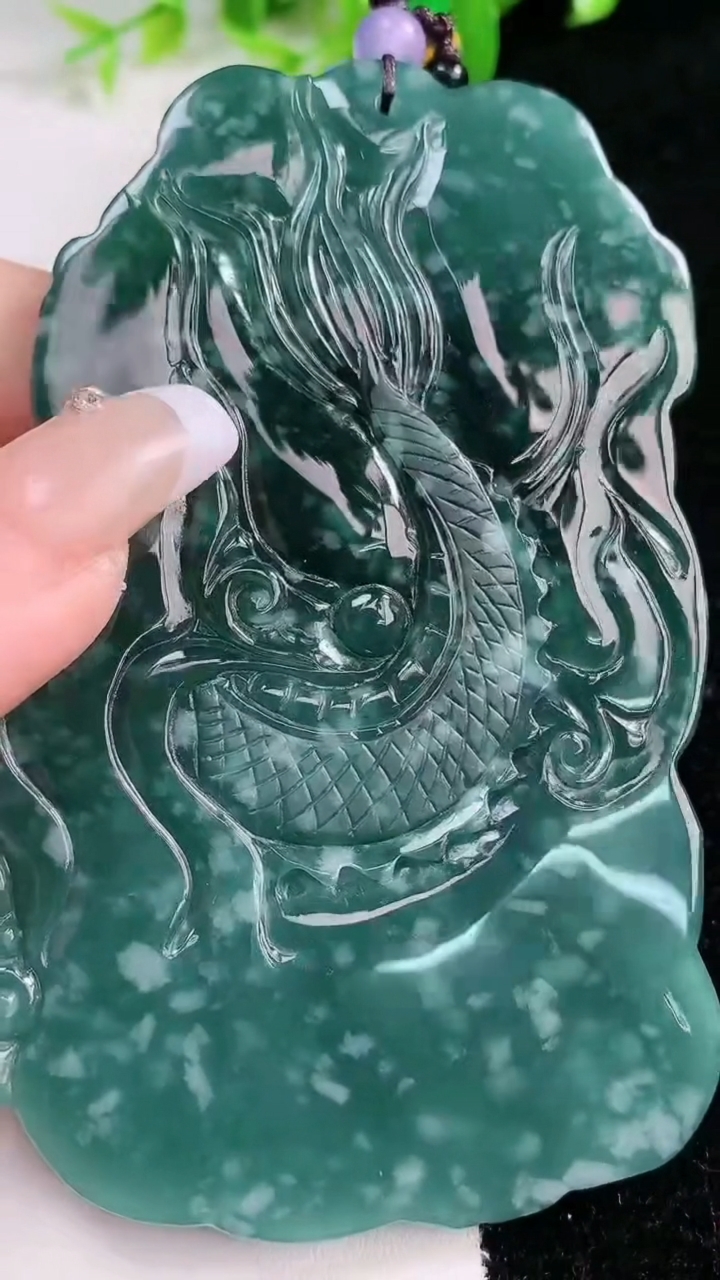 天然A货翡翠龙牌吊坠，尺寸91-57-9.6，重:94.46g
3月5日