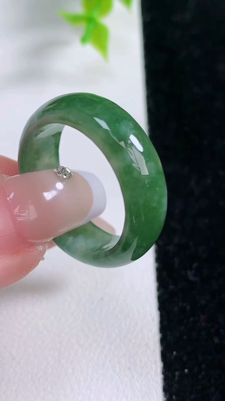 天然A货翡翠指环戒指，尺寸20-7.5-3.3，重:5.20g2026年3月5日
工厂直销收藏佳品,