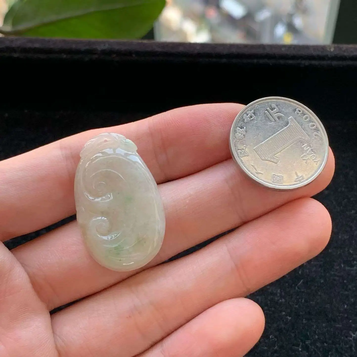 A货天然翡翠冰糯种飘绿如意吊坠重量4.60
3月5日