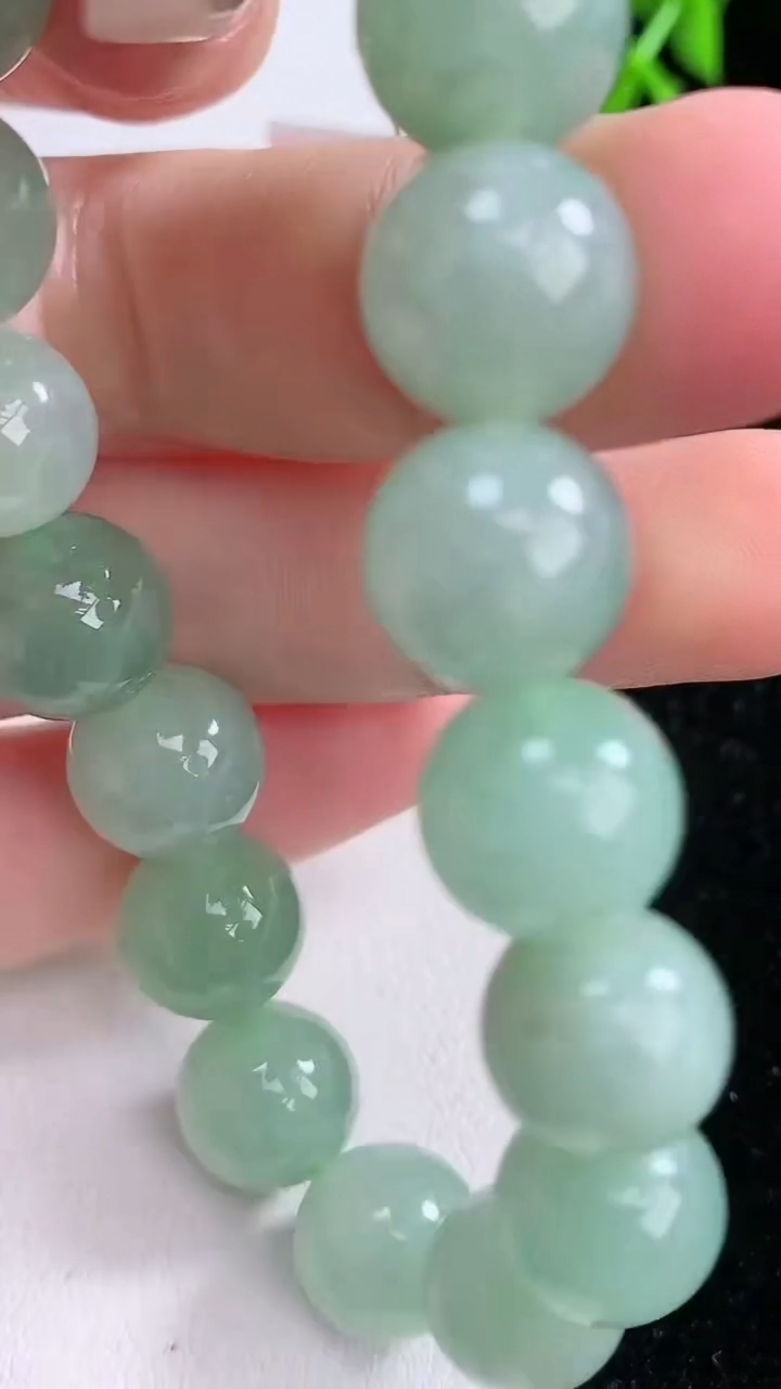 天然A货翡翠圆珠手串，尺寸10.8-18颗，重量:40.00g3月5日
工厂直销收藏佳品,种好水足，色泽均匀，有种有色，上手高大气！