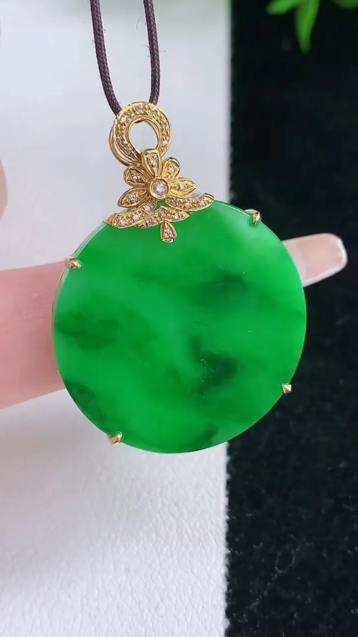 天然A货翡翠无事牌吊坠，尺寸27.2-4.6，重量:7.05g
3月5日