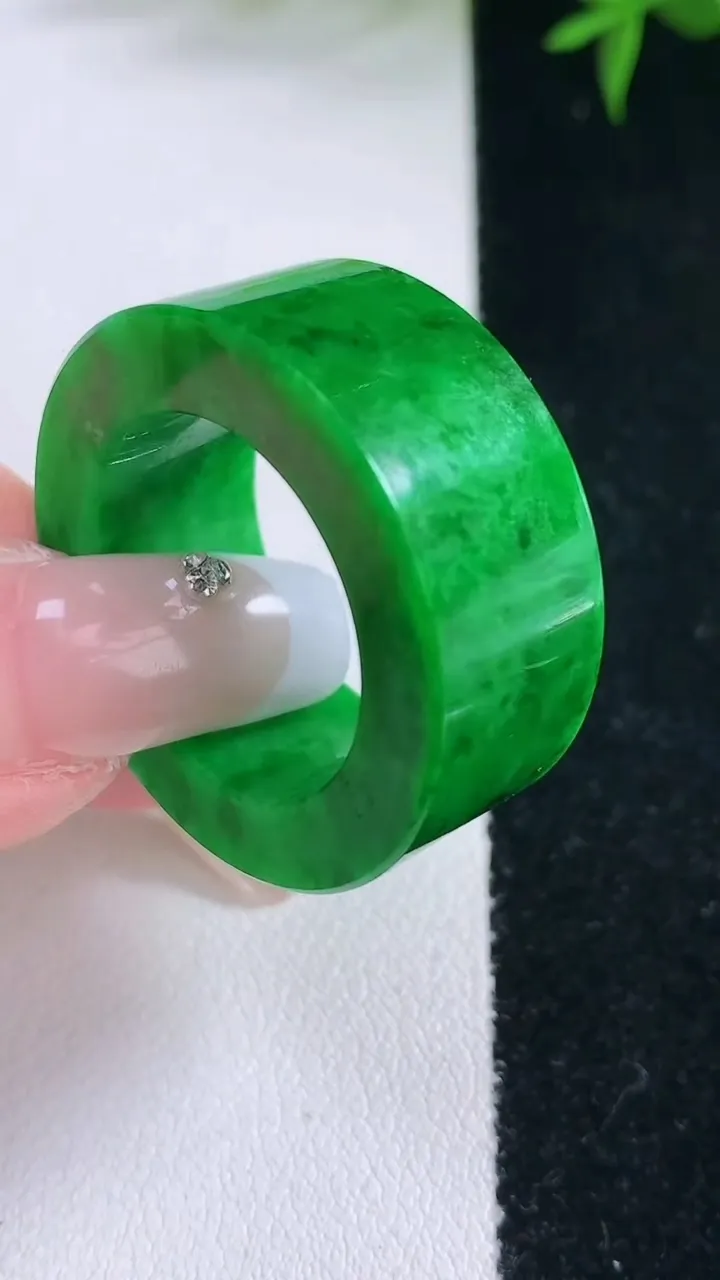 天然A货翡翠指环扳指，尺寸20.8-12.2-4.5，重量:18.15g2026年3月5日
工厂直销收藏佳品,种好水足，色泽均匀，有种有色，上手高大气！