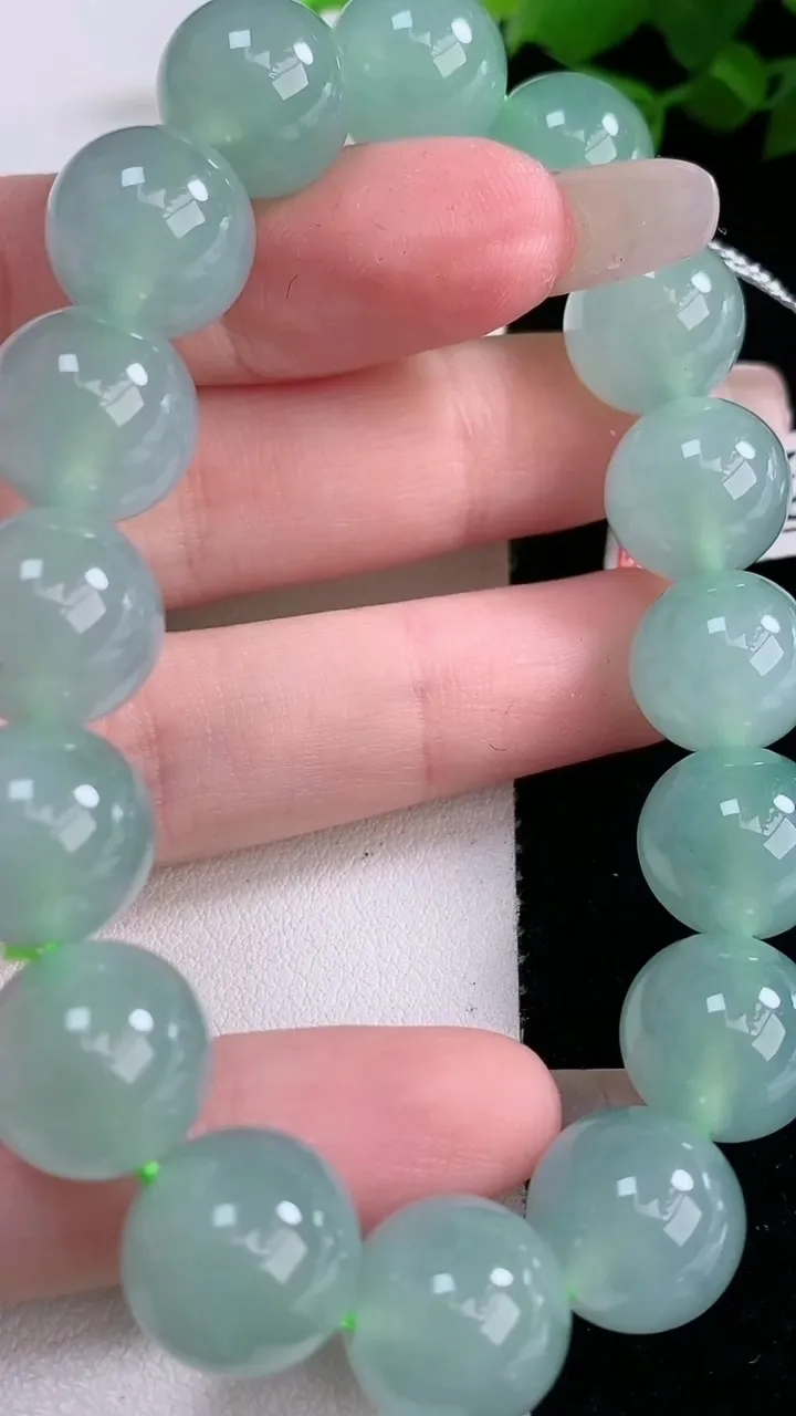天然A货翡翠圆珠手串，尺寸12.3-16颗，重量:54.82g3月5日
工厂直销收藏佳品,种好水足，