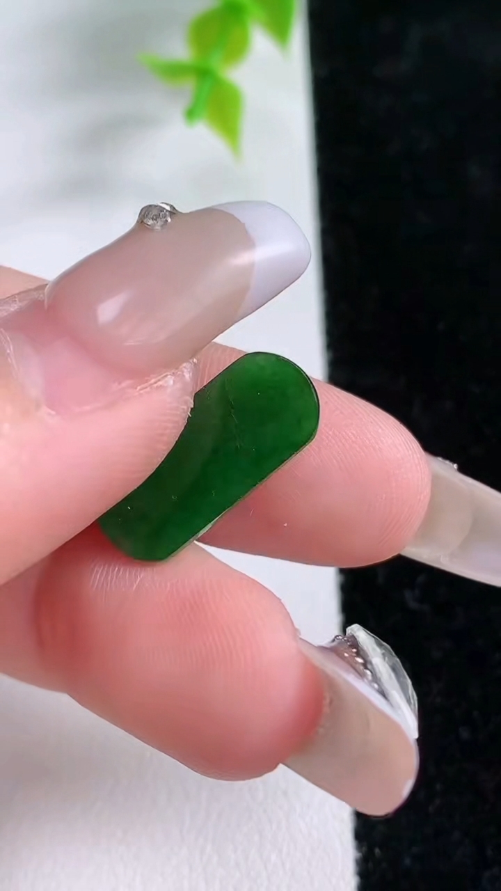 天然A货翡翠马鞍戒面，尺寸18.3-8-2.7，重:0.97g2026年3月5日
工厂直销收藏佳品,种好水足，色泽均匀，有种有色，上手高大气！